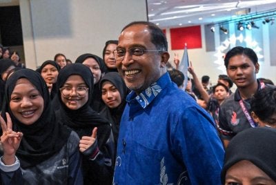 Zambry menyantuni pelatih pada Majlis Peluncuran Program Rintis PLKN 3.0 Peringkat Universiti Awam di Panggung Percubaan, UPSI pada Selasa. Foto: Bernama
