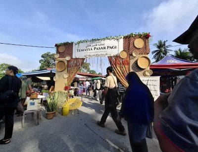 Pasar Pagi Sungai Bayor di Selama, Perak terus menjadi tumpuan pengunjung dari dalam dan luar negeri, sekali gus menggerakkan ekonomi setempat.