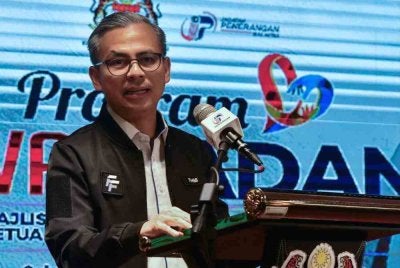 Menteri Komunikasi Datuk Fahmi Fadzil berucap pada Program Jiwa Program Madani dan Penyerahan Watikah Pelantikan Ketua Komuniti MADANI Negeri Kelantan pada Selasa. Foto Bernama.