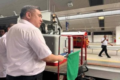 Anthony Loke pada Majlis Peluncuran Operasi Perkhidmatan Shuttle Selatan di Stesen Keretapi Kulai. - Foto KTMB