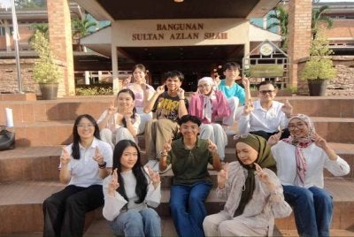 Ahli jawatankuasa projek SIGNS4RIGHTS bergambar bersama di hadapan Bangunan Sultan Azlan Shah, Fakulti Undang-Undang, Universiti Malaya, sebelum melaksanakan siri aktiviti kesedaran mengenai hak dan kesejahteraan komuniti pekak.