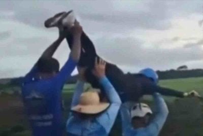 seorang wanita maut terjatuh lebih 40 meter dari sebuah jambatan di Limeira, Brazil, dipercayai akibat kegagalan memastikan mangsa dipasang dengan tali keselamatan. Foto tular. 
