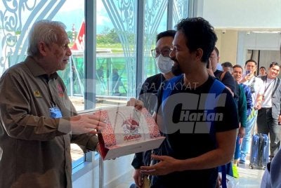 Seramai 118 pengunjung dari Jakarta tiba di Kelantan menerusi penerbangan sulung laluan terus Jakarta-Kota Bharu pada Selasa.. Foto: HAZELEN LIANA KAMARUDIN