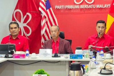 Muhyiddin (tengah) mempengerusikan mesyuarat MPT di Ibu Pejabat Bersatu di Petaling Jaya pada Selasa.