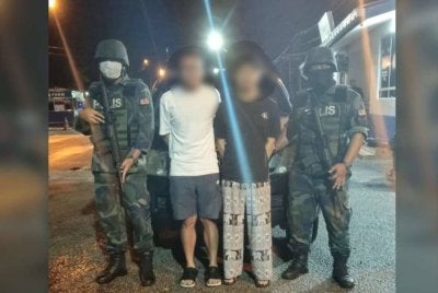 Cubaan pertama dua lelaki menyeludup minuman keras dari Thailand berakhir dengan padah apabila mereka dicekup PGA bersama sebuah Toyota Hilux yang sarat dengan pelbagai jenis arak dan bir bernilai RM103,500 di Cabang Empat Salam, Rantau Panjang pada Selasa. Foto: PGA