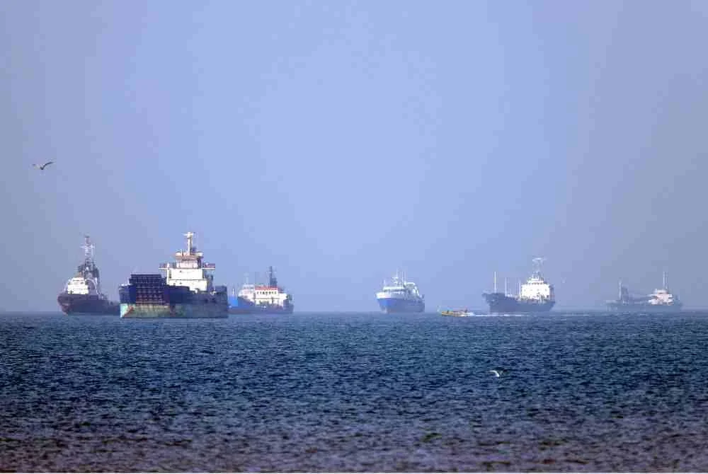 Beberapa kapal berlabuh di Selat Hormuz berhampiran Bandar Abbas, selatan Iran, dalam gambar yang diperoleh daripada agensi berita ISNA pada 4 Mei 2026. Foto: AFP