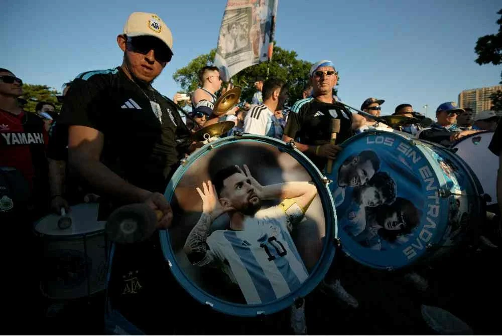 Penyokong Argentina berkampung di Kansas City menjelang perlawanan pembukaan Piala Dunia negara itu menentang Algeria.