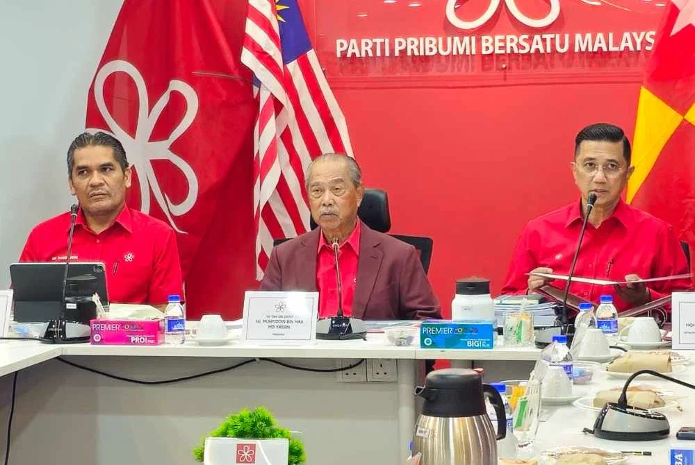 Muhyiddin mempengerusikan Mesyuarat Majlis Pimpinan Tertinggi di Ibu Pejabat Bersatu di Petaling Jaya pada Selasa.