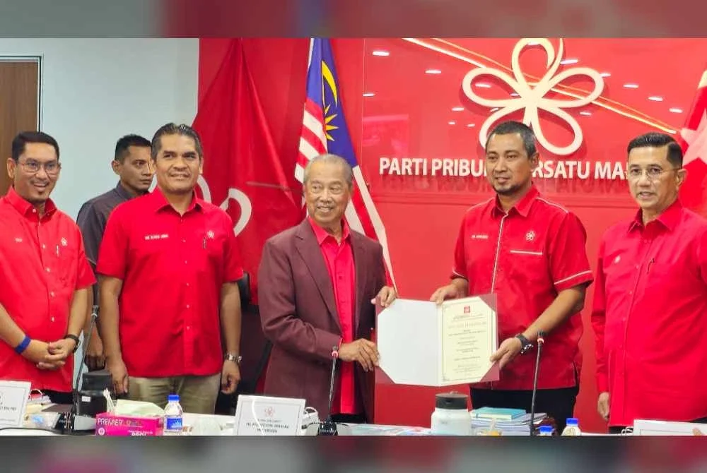 Muhyiddin menyampaikan watikah pelantikan ketua bahagian sebelum mempengerusikan Mesyuarat Majlis Pimpinan Tertinggi di Ibu Pejabat Bersatu di Petaling Jaya pada Selasa.