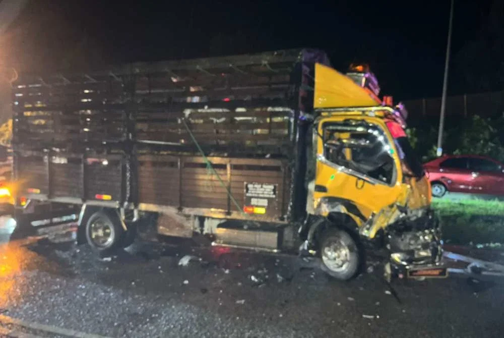 Lori membawa muatan yang terlibat nahas. Foto Polis Lipis