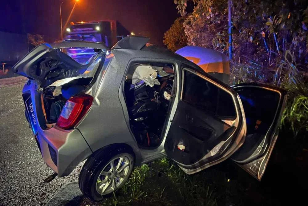 Pemandu dan penumpang hadapan Perodua Axia maut di lokasi kejadian.