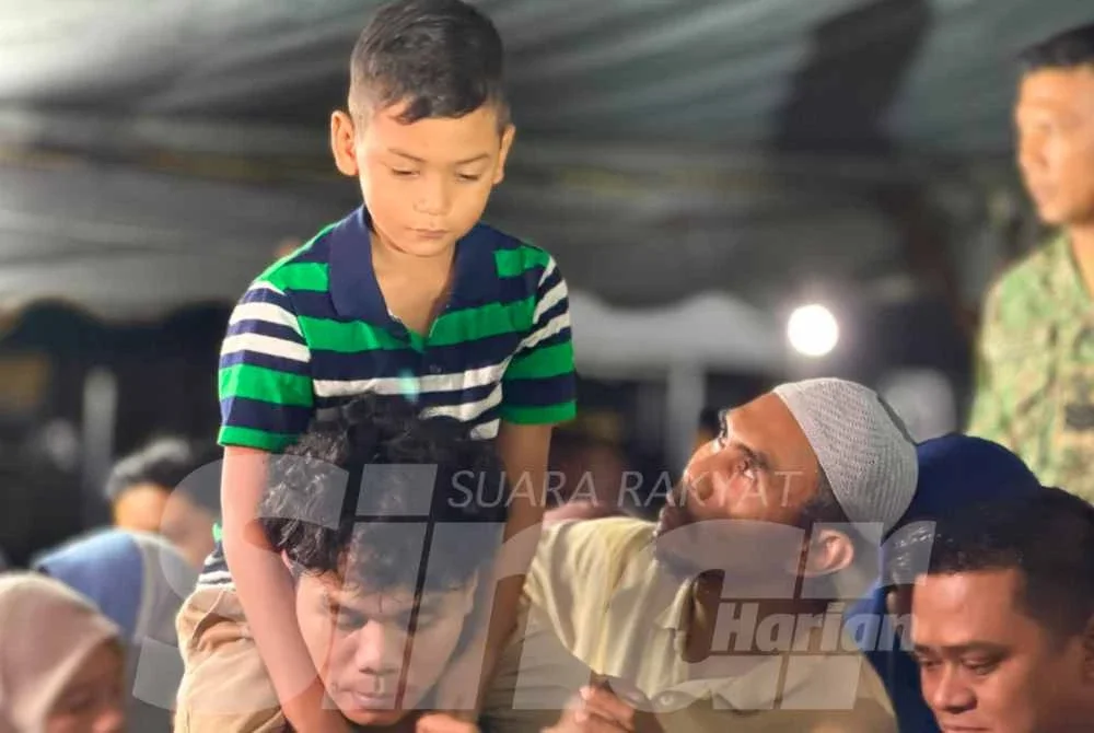 Anak Allahyarham, Muhammad Rizhan Darwish turut mengikut istiadat pengebumian di Masjid Al-Busyra Merbok.