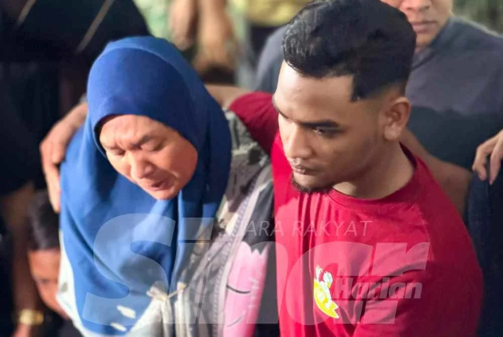 Siti Fairus ditemani ahli keluarga hadir mengikuti istiadat pengebumian Allahyarham Norazmi.