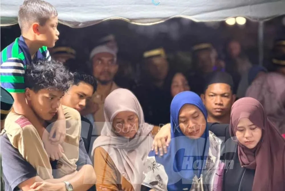 Isteri, anak dan ahli keluarga Allahyarham Norazmi hadir ke istiadat pengebumian di Masjid Al-Busyra Merbok.