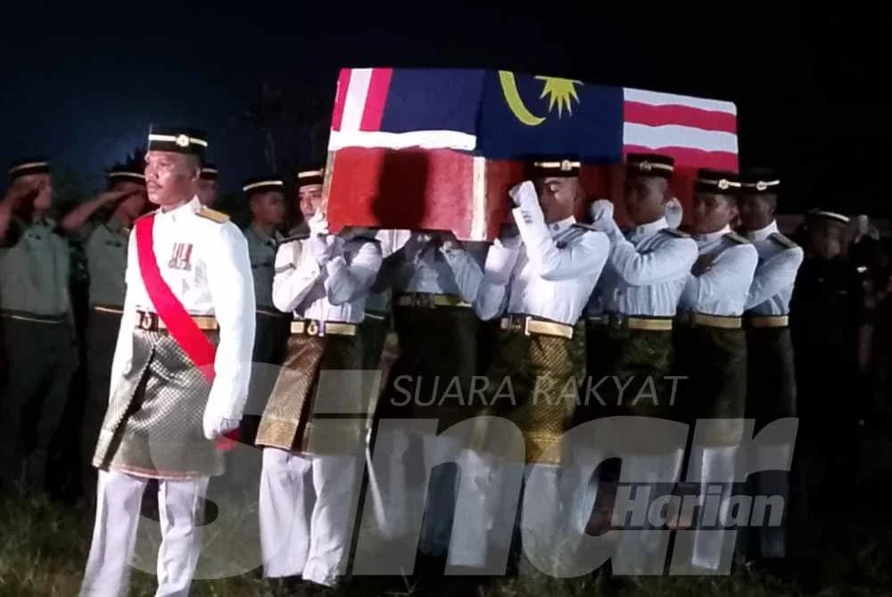 Jenazah Koperal Norazmi dikebumikan mengikut istiadat ketenteraan.