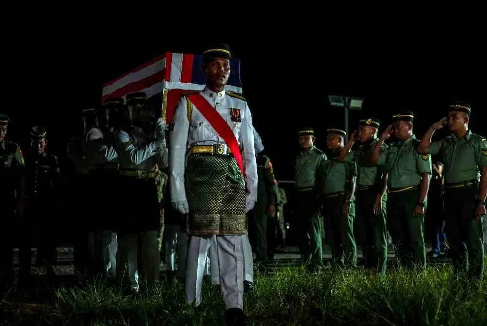 Anggota tentera mengusung jenazah Allahyarham Koperal Norazmi Abu Bakar, 40, sebelum dikebumikan di Tanah Perkuburan Islam Masjid Al-Busyra kira-kira 4.30 pagi tadi. Foto Bernama. 