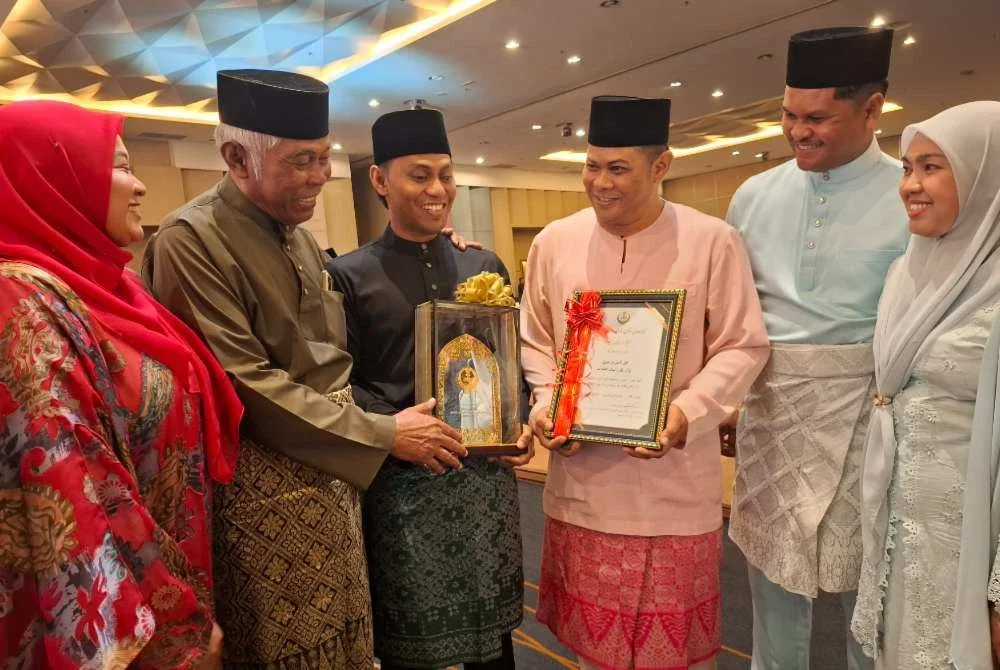 Khairruddin (tiga dari kiri) diraikan ahli keluarga yang hadir di sambutan Maal Hijrah 1448H peringkat negeri Perak pada Selasa.