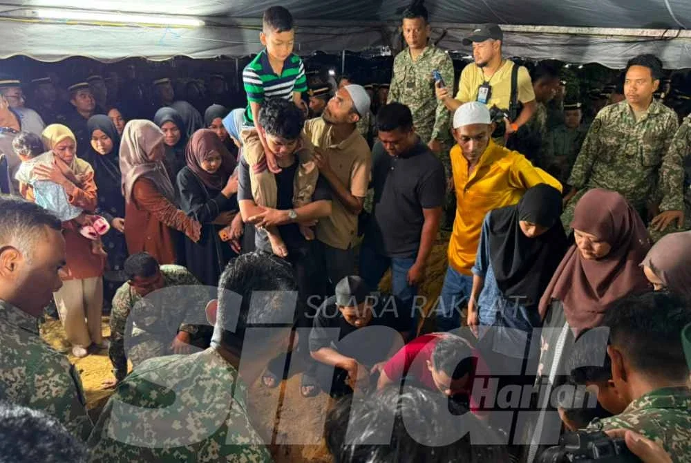 Kira-kira 500 orang termasuk ahli keluarga, kenalan, pegawai dan anggota tentera hadir memberikan penghormatan terakhir kepada Allahyarham di Tanah Perkuburan Islam Masjid Al-Busyra.