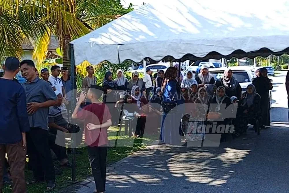 Ahli keluarga dan saudara berkumpul di rumah keluarga arwah di Taman Sri Lambak, Kluang.
