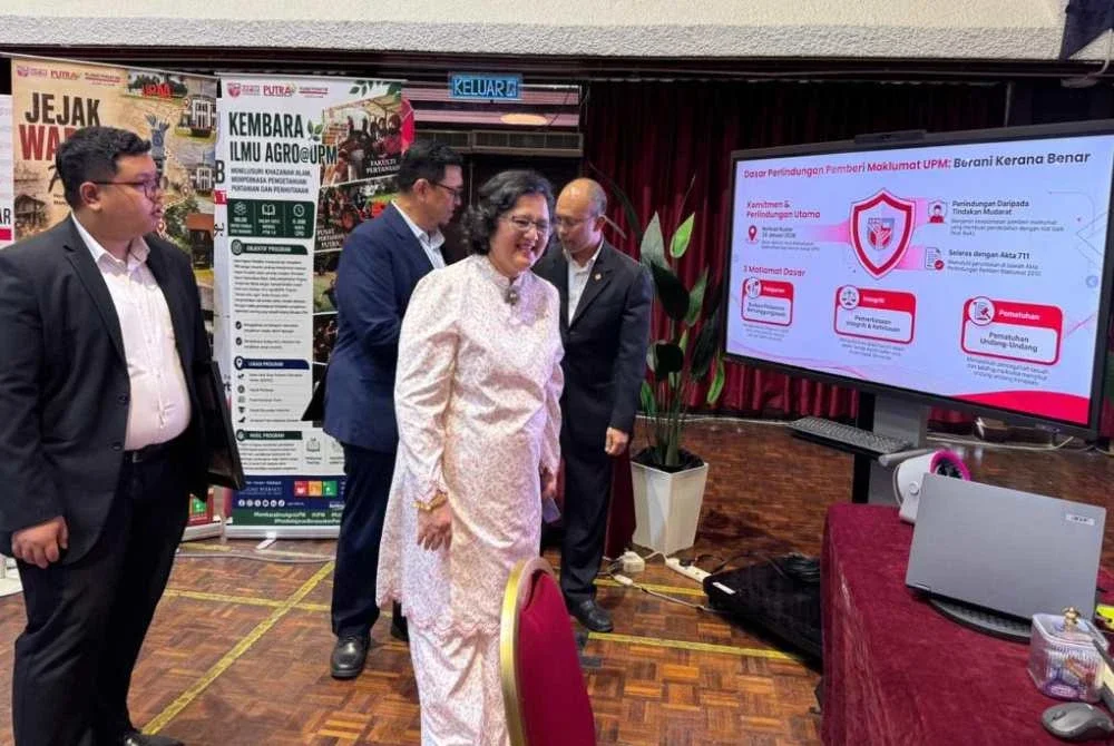 Azlinda melawat reruai Pejabat Pendaftar UPM dan mendengar taklimat berkaitan aktiviti pengukuhan Jiwa Putra meliputi Info Integriti dan program kesedaran kepada warga UPM.