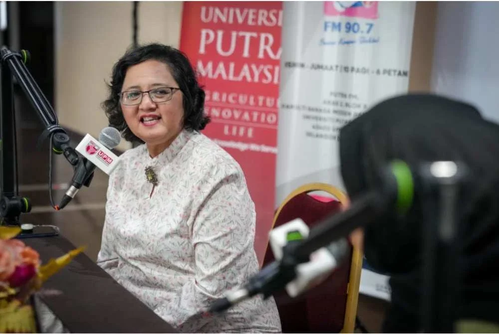Azlinda diwawancara oleh penyampai di konti Putra FM, radio rasmi UPM bersempena pelancaran Bulan Sinergi Putra 2026.