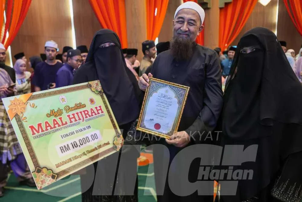 Ustaz Azhar merakam gambar bersama keluarga sempena Sambutan Maal Hijrah Peringkat Negeri 1448H/2026M yang berlangsung di Wisma Darul Iman di Kuala Terengganu pada Rabu.