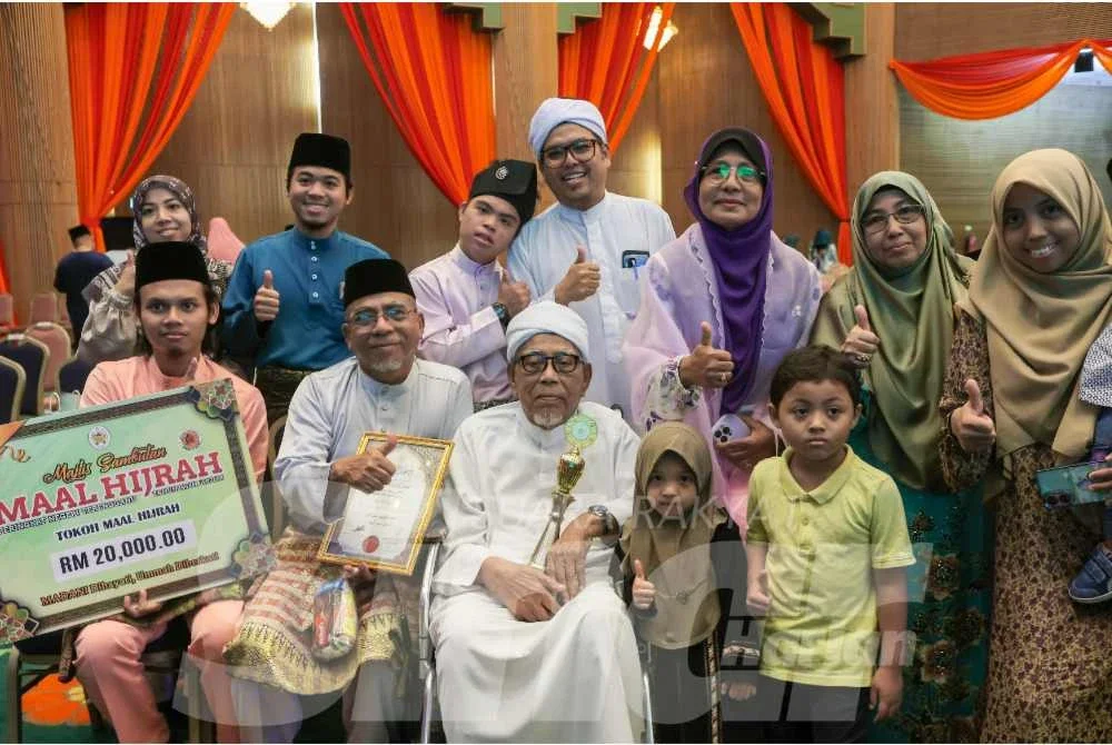 Jusoh merakam gambar sempena Sambutan Maal Hijrah Peringkat Negeri 1448H/2026M yang berlangsung di Wisma Darul Iman di Kuala Terengganu pada Rabu