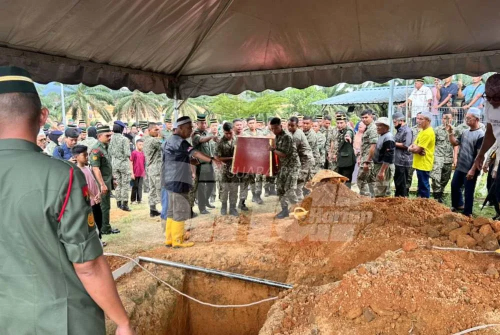 Jenazah Prebet Siti Khadijah selamat dikebumikan di Tanah Perkuburan Islam Taman Sri Lambak, Kluang pada Rabu.