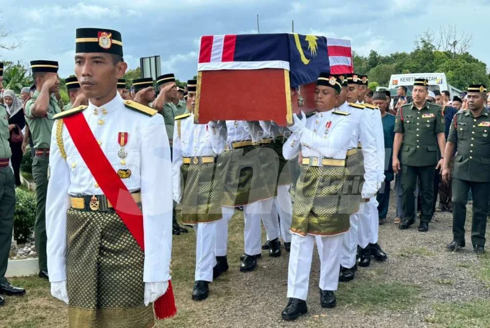 Jenazah Prebet Siti Khadijah selamat dikebumikan istiadat ketenteraan di Tanah Perkuburan Islam Taman Sri Lambak, Kluang pada Rabu.