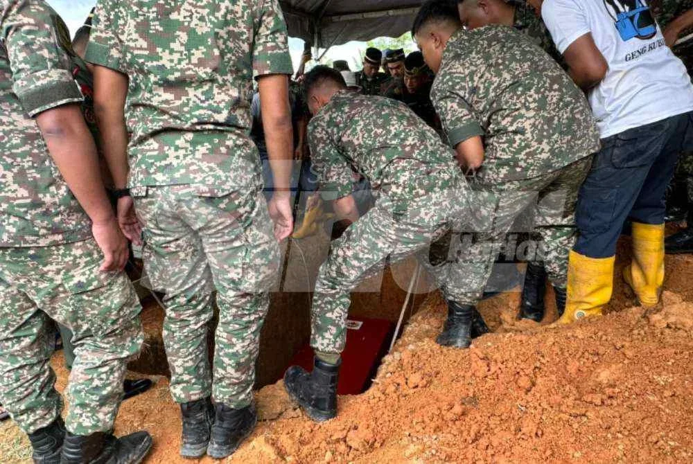 Jenazah Prebet Siti Khadijah selamat dikebumikan di Tanah Perkuburan Islam Taman Sri Lambak, Kluang pada Rabu.