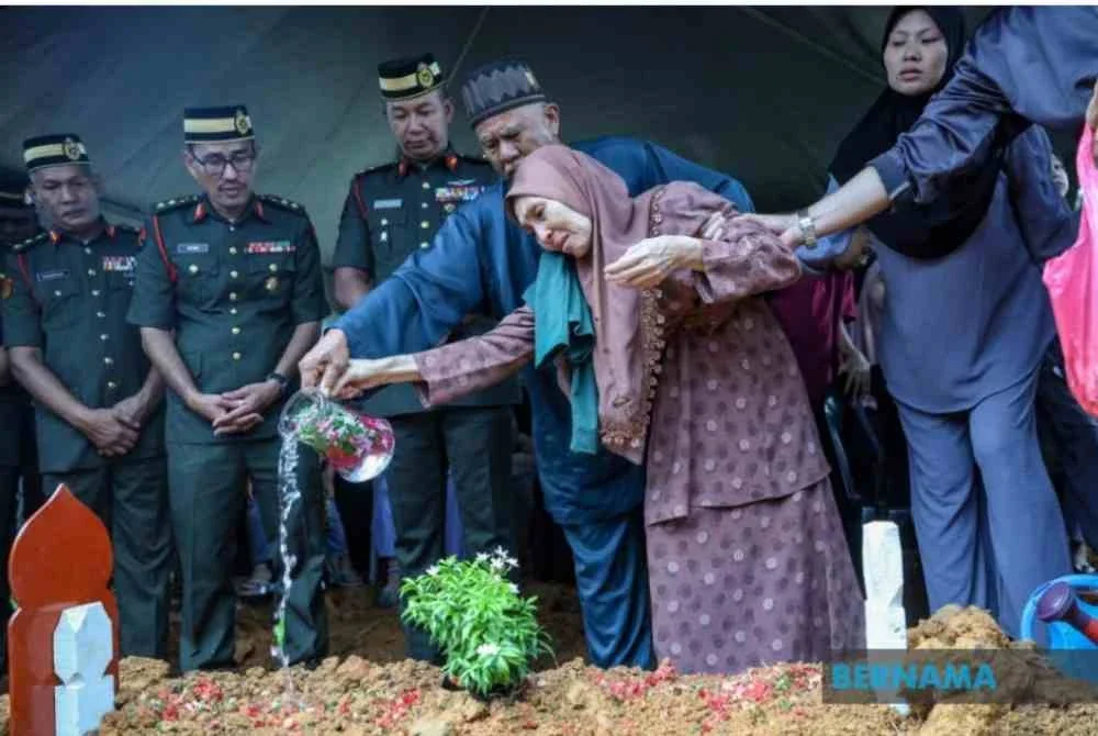 Jenazah Prebet Siti Khadijah selamat dikebumikan pada 1.15 tengah hari di Tanah Perkuburan Islam Taman Sri Lambak.