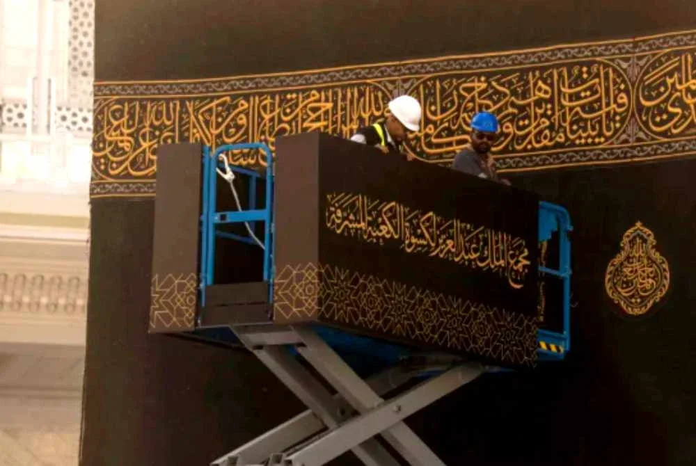 Kiswah baharu Kaabah dipasang
