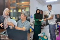 Bro Ben bersama Ariani (kiri) yang banyak membantunya dalam mendalami agama Islam.Selain itu, beliau membantu ramai mereka yang tidak berkemampuan, bukan sahaja orang Islam malah agama lain juga.