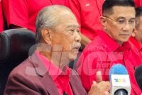 Muhyiddin (kiri) mempengerusikan Mesyuarat MPT di Ibu Pejabat Bersatu pada Selasa.