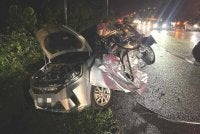 Keadaan Perodua Axia selepas terbabit kemalangan dengan lori muatan durian di Jalan Lipis-Benta pada Selasa. Foto Polis Lipis