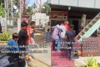Tangkap layar memaparkan seorang wanita didukung kerana tidak boleh memijak tanah selepas pulang daripada menunaikan ibadah haji.