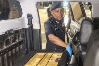 Baderulhisham menunjukkan tempat dadah yang disorokkan di bahagian duduk belakang kenderaan pacuan empat roda yang ditahan dalam pemeriksaan di Kompleks Imigresen, Kastam, Kuarantin dan Keselamatan (ICQS) Bukit Kayu Hitam pada Isnin.