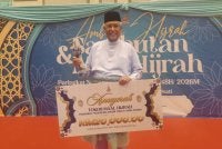 Abdul Aziz menerima Anugerah Tokoh Maal Hijrah Selangor di Masjid Sultan Salahuddin Abdul Aziz Shah di sini pada malam Selasa.