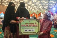 Ustaz Mad Kecik merakam gambar bersama isteri (tengah) dan ibunya sempena Sambutan Maal Hijrah Peringkat Negeri Terengganu Tahun 1448H/2026M di Dewan Besar Wisma Darul Iman di Kuala Terengganu pada Rabu.