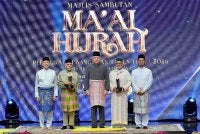 Timbalan Yang di-Pertuan Agong Sultan Nazrin Shah (tengah) yang juga Sultan Perak berkenan bergambar bersama penerima anugerah Tokoh Ma'al Hijrah Prof Datuk Dr Osman Bakar (dua, kiri) dan Dr Ahmad Al-Raysuni (dua, kanan) pada Majlis Sambutan Maal Hijrah Peringkat Kebangsaan Tahun 1448H/2026M di Masjid Putra hari ini.