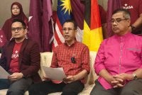 Zamani (tengah) pada sidang akhbar selepas melancarkan jentera pilihan raya Berjasa Negeri Sembilan.