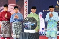 Al-Sultan Abdullah (dua dari kanan) yang diiringi Menteri Besar Pahang, Datuk Seri Wan Rosdy Wan Ismail (dua dari kiri) menyempurnakan Majlis Sambutan Maal Hijrah Peringkat Negeri Pahang di Laman Sejahtera, Sungai Koyan, Lipis, pada Rabu. Foto: Pahang Media
