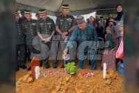 Sungip menyiram air mawar di pusara anaknya di Tanah Perkuburan Islam Taman Sri Lambak Kluang pada Rabu.