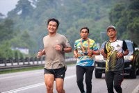 Choo Seong (kiri) turut merakamkan penghargaan kepada sukarelawan dan pelari yang menyertainya sepanjang laluan. - FOTO: Neow Choo Seong