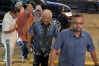 Hamzah bersama Saifuddin dan Mas Ermieyati turut hadir pada Mesyuarat Ahli Parlimen Pembangkang di Pejabat Agung Pas di Kuala Lumpur pada Rabu.