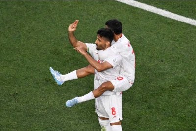 Segelintir peminat mendesak supaya FIFA mengenakan tindakan terhadap Mohammad Mohebi kerana gaya sambutan yang dainggap sebagai provokasi. Foto: Agensi