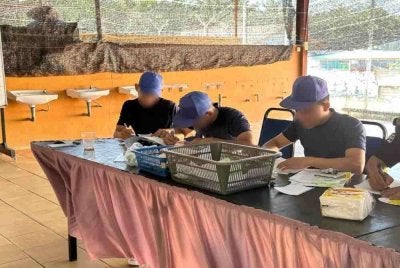 Farouk (kiri) yang menjalani hukuman penjara bersama banduan lain selain tidak sabar hendak bebas.
FOTO ADILA SHARINNI WAHID