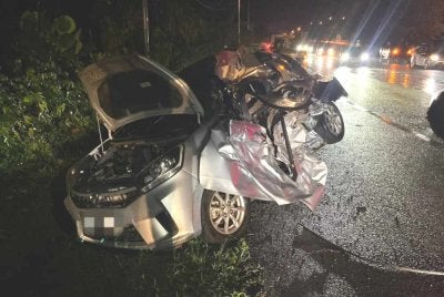 Keadaan Perodua Axia selepas terbabit kemalangan dengan lori muatan durian di Jalan Lipis-Benta pada Selasa. Foto Polis Lipis