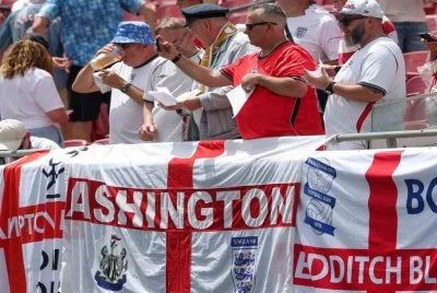Bendera England yang tidak menepati garis panduan ditetapkan penganjur akan dirampas di pintu masuk stadium. Foto: Agensi
