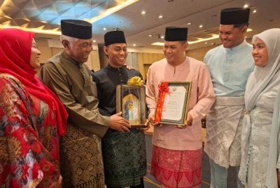 Khairruddin (tiga dari kiri) diraikan ahli keluarga yang hadir di sambutan Maal Hijrah 1448H peringkat negeri Perak pada Selasa.